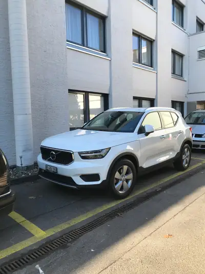 Volvo XC40 2.0 D3 Momentum AWD — SUV compact diesel, service gratuit 10 ans — côté