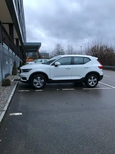 Volvo XC40 2.0 D3 Momentum AWD — SUV compact diesel, service gratuit 10 ans — vue extérieure