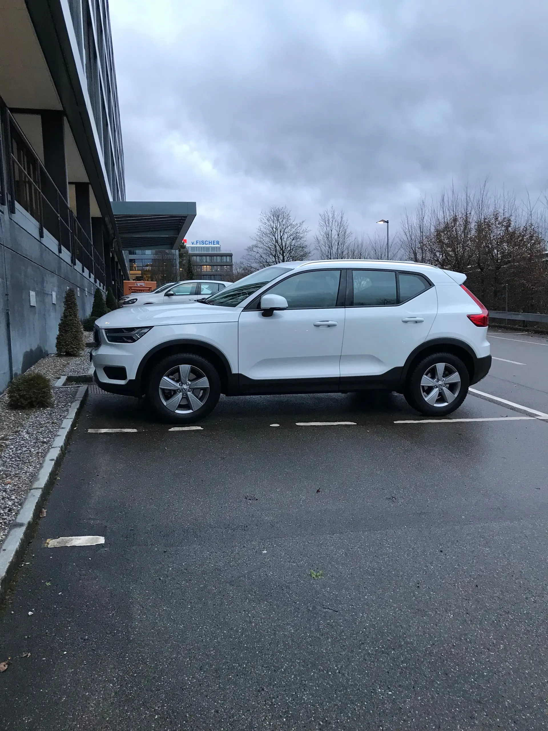 Volvo XC40 2.0 D3 Momentum AWD — SUV compact diesel, service gratuit 10 ans — vista esterna
