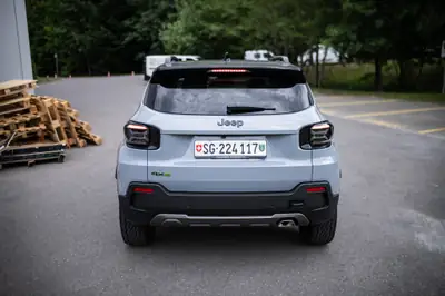 Jeep Avenger The North Face Offroad — SUV compact hybride, 7000 km seulement — côté