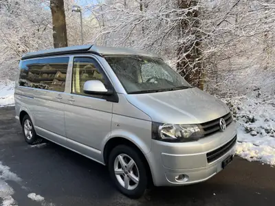 VW T5 Caravelle Camper 2012 — Van aménagé diesel, 8 places, entretien récent — côté