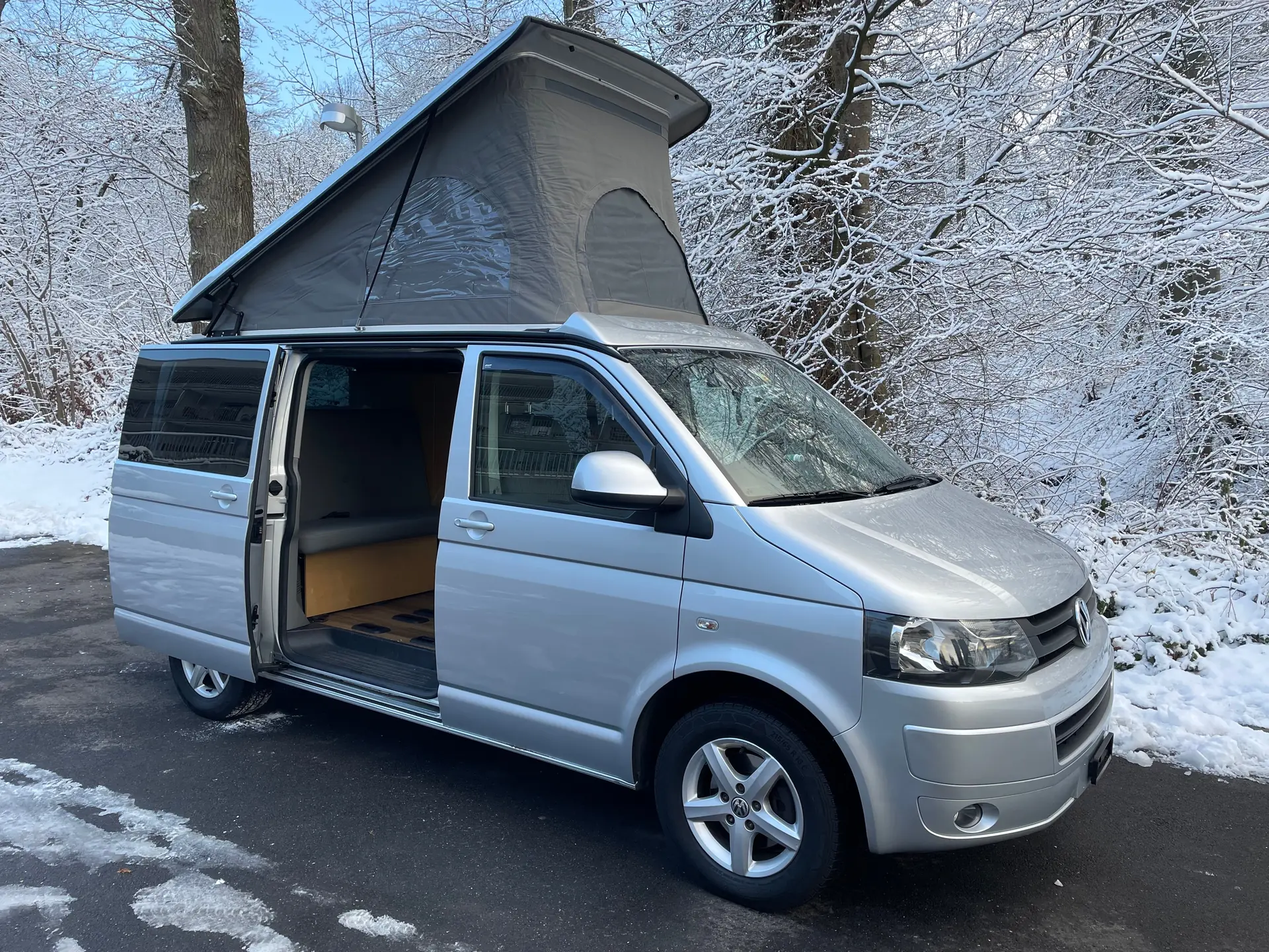 VW T5 Caravelle Camper 2012 — Van aménagé diesel, 8 places, entretien récent — vue extérieure