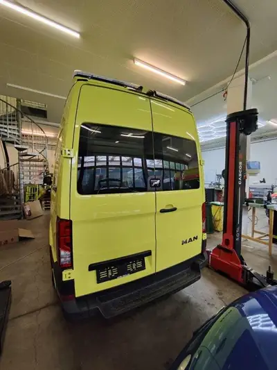MAN TGE Rettungswagen 2025 — Ambulance professionnelle, 7000 km seulement — fianco