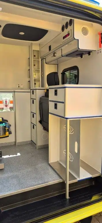 MAN TGE Rettungswagen 2025 — Ambulance professionnelle, 7000 km seulement — vista posteriore