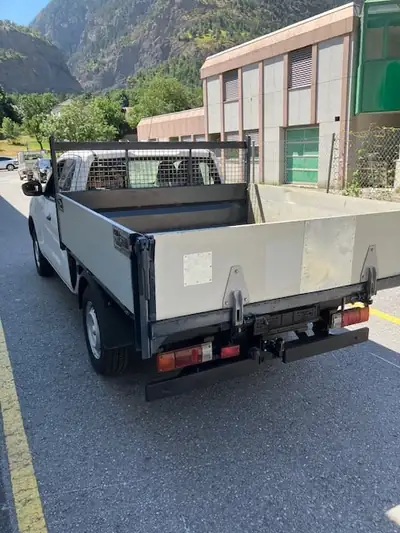 Nissan Navara 2.3 dCi King Cab — Pick-up robuste, benne 3 côtés, faible consommation — rear view