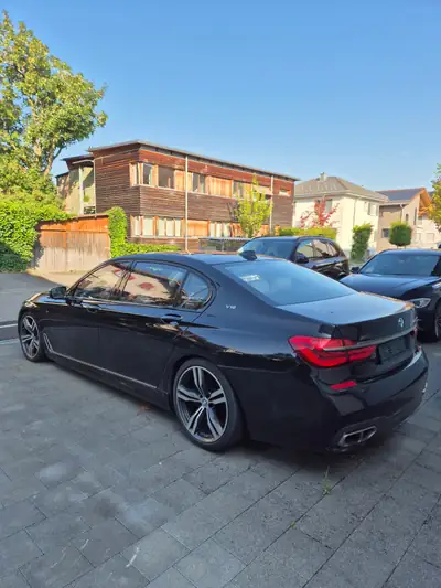 BMW M760Li xDrive SAG — Berline de luxe sportive, 609 ch et faible kilométrage — Heckansicht