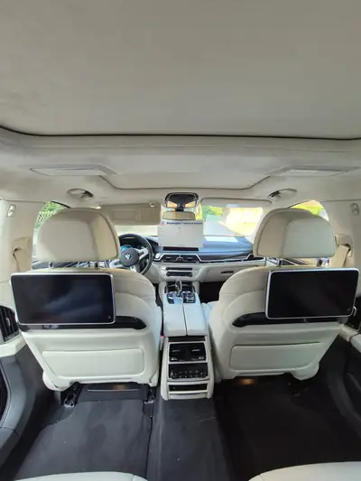 BMW M760Li xDrive SAG — Berline de luxe sportive, 609 ch et faible kilométrage — Innenraum