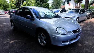 Chrysler Neon 2.0 LE — Berline compacte fiable, très bon état, sans sinistre — side view