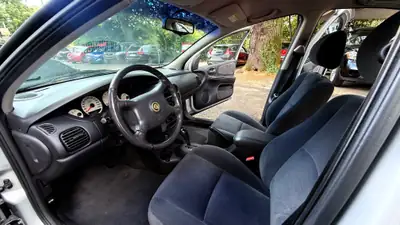 Chrysler Neon 2.0 LE — Berline compacte fiable, très bon état, sans sinistre — Thumbnail 10