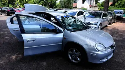 Chrysler Neon 2.0 LE — Berline compacte fiable, très bon état, sans sinistre — Thumbnail 11