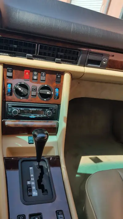 Mercedes-Benz 500 SEC 1990 — Coupé grand tourisme légendaire, véritable pièce de collection — Miniatur 7