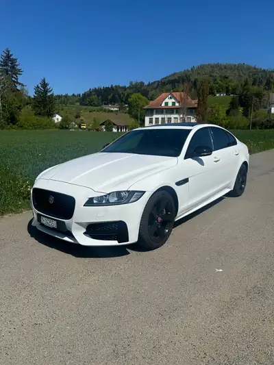 Jaguar XF 2.0 T R-Sport — Berline sportive élégante, 94'000 km seulement — vista esterna