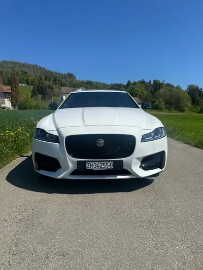 Jaguar XF 2.0 T R-Sport — Berline sportive élégante, 94'000 km seulement — fianco