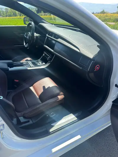 Jaguar XF 2.0 T R-Sport — Berline sportive élégante, 94'000 km seulement — Miniatura 10