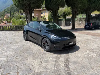 Tesla Model Y Performance D 2024 — Électrique haute performance, 44 800 km — vue extérieure