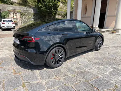 Tesla Model Y Performance D 2024 — Électrique haute performance, 44 800 km — arrière