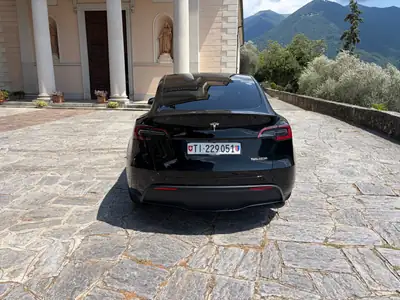Tesla Model Y Performance D 2024 — Électrique haute performance, 44 800 km — intérieur