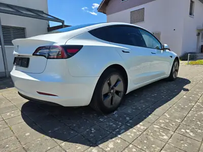 Tesla Model 3 Standard Range Plus — Berline électrique 325 ch, autonomie maximale et équipements premium — rear view