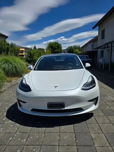 Tesla Model 3 Standard Range Plus — Berline électrique 325 ch, autonomie maximale et équipements premium — exterior view