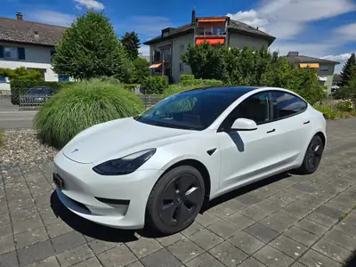 Tesla Model 3 Standard Range Plus — Berline électrique 325 ch, autonomie maximale et équipements premium — side view