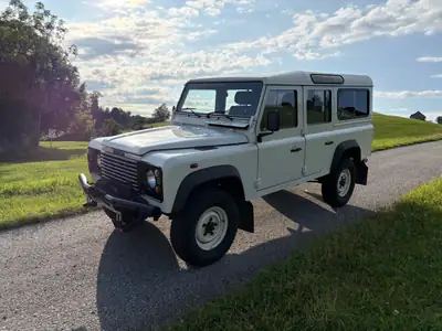 Land Rover Defender 2.5 TDi SW — Le 4x4 polyvalent diesel, 9 places, sans accident — vue extérieure
