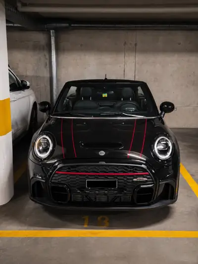 MINI Cabrio 2.0 JCW — Cabriolet sportif 231 ch, peu kilométré — Heckansicht