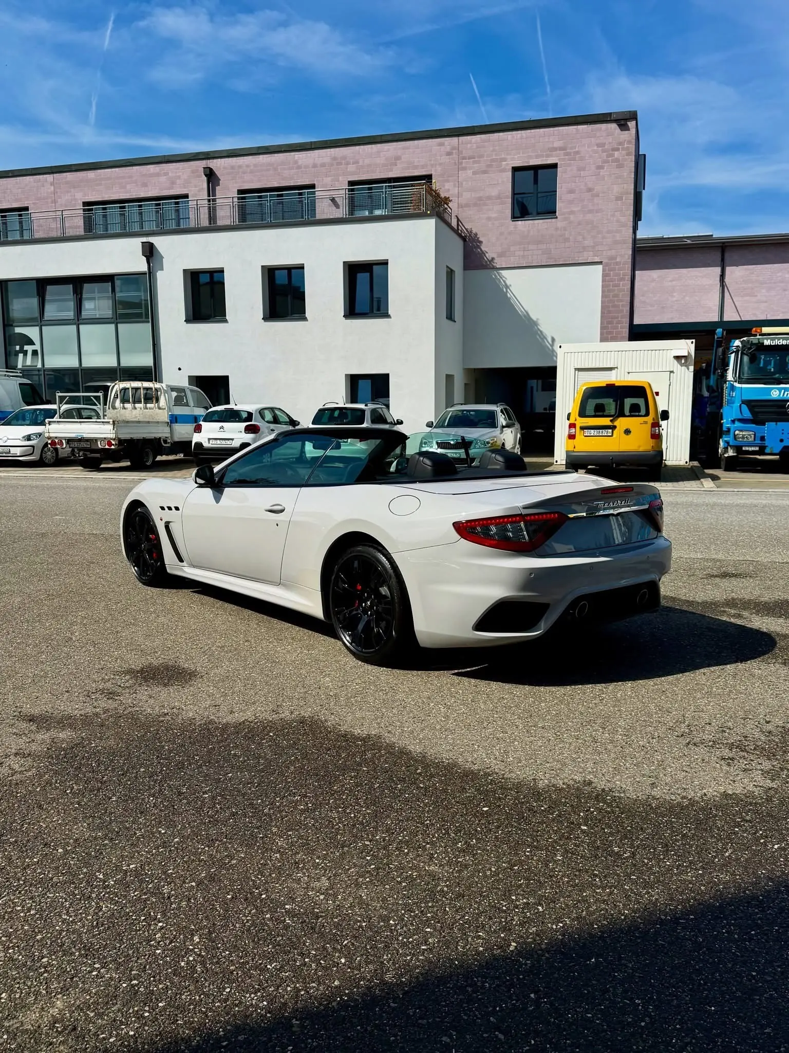 Maserati GranCabrio MC Stradale Alcantara — Cabriolet sportif 460 ch, état impeccable — vue extérieure