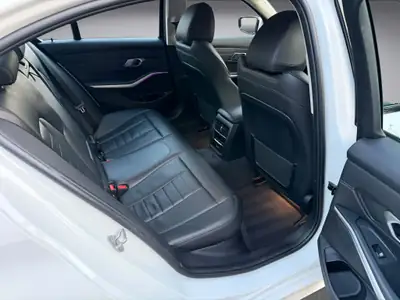 BMW 320d xDrive 48V — Berline diesel sportive avec technologie hybride légère — Thumbnail 13