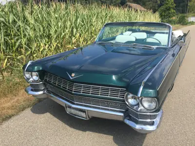Cadillac DeVille Convertible 1964 — Cabriolet légendaire, 340 ch de prestige américain — Heckansicht