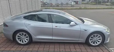 Tesla Model S 90 D — Berline électrique haute performance, 405 km d'autonomie réelle — Heckansicht