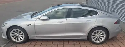 Tesla Model S 90 D — Berline électrique haute performance, 405 km d'autonomie réelle — Seitenansicht