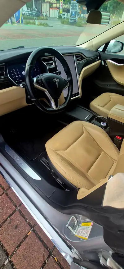Tesla Model S 90 D — Berline électrique haute performance, 405 km d'autonomie réelle — Armaturenbrett