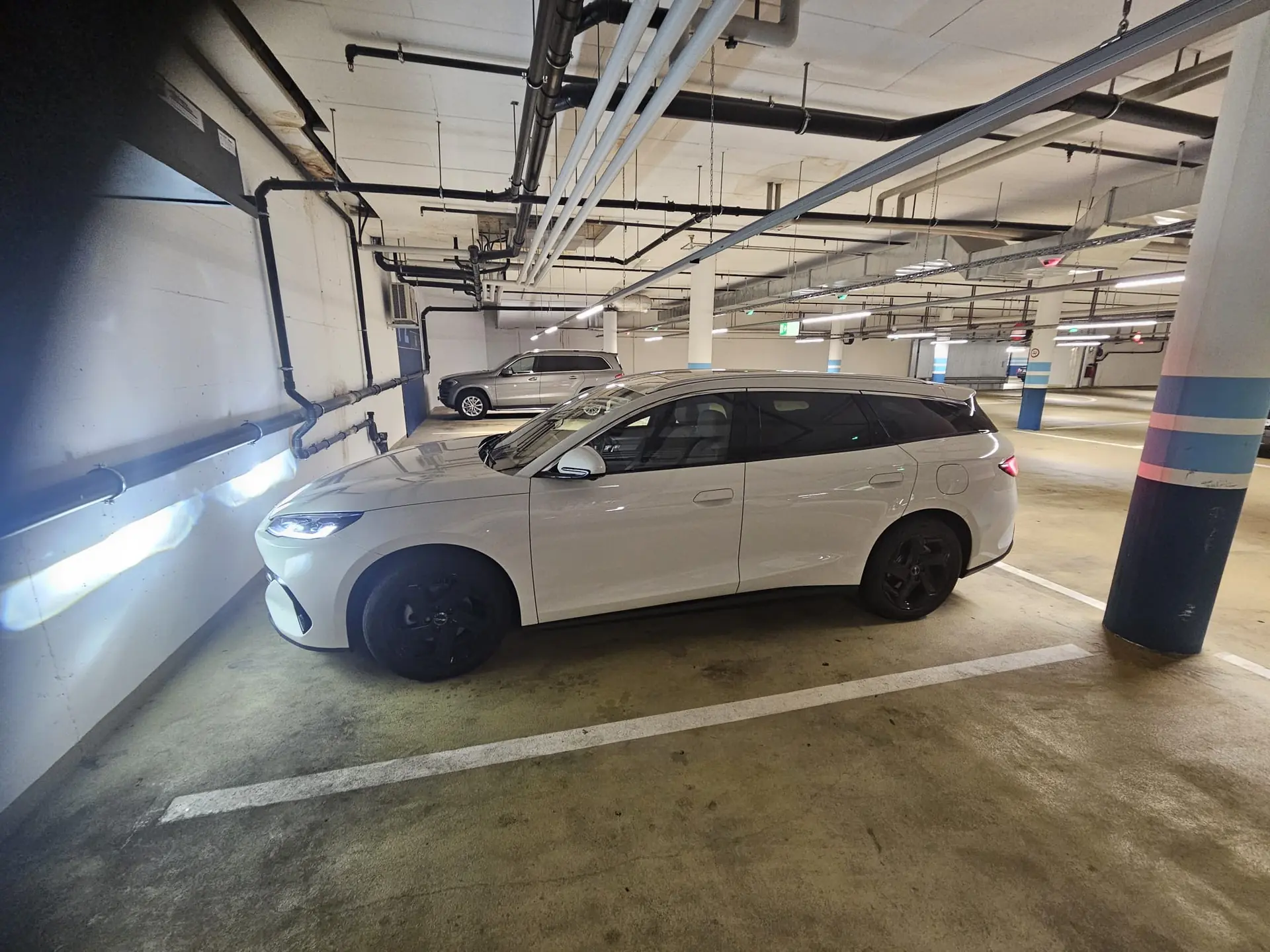 BYD SEAL 6 DM-i Touring — Coupé hybride rechargeable, 13'000 km seulement — vue extérieure