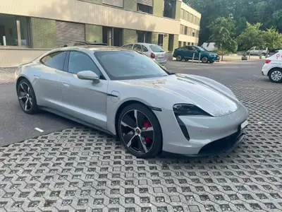 Porsche Taycan 4S Performance — Berline électrique sportive, 39 000 km seulement — vista esterna