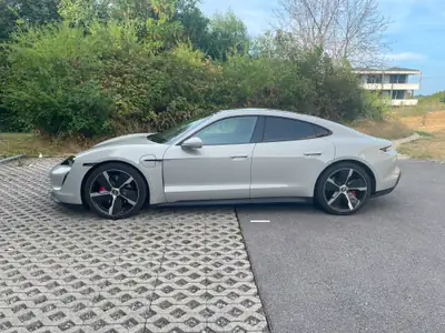 Porsche Taycan 4S Performance — Berline électrique sportive, 39 000 km seulement — vista posteriore