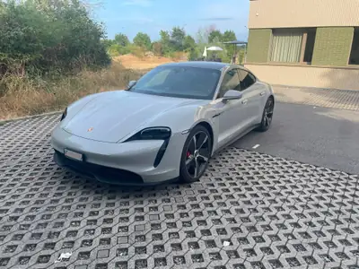 Porsche Taycan 4S Performance — Berline électrique sportive, 39 000 km seulement — fianco