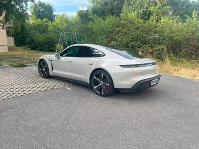 Porsche Taycan 4S Performance — Berline électrique sportive, 39 000 km seulement — interni