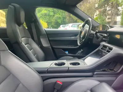 Porsche Taycan 4S Performance — Berline électrique sportive, 39 000 km seulement — Miniatura 9
