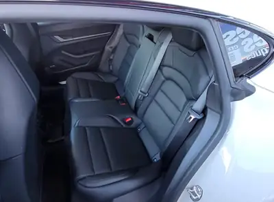 Porsche Taycan 4S Performance — Berline électrique sportive, 39 000 km seulement — Miniatura 12