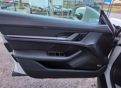 Porsche Taycan 4S Performance — Berline électrique sportive, 39 000 km seulement — Miniatura 13