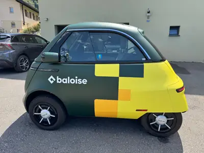 MICRO Microlino Competizione Long Range — Citadine électrique compacte, 230 km d'autonomie — Seitenansicht
