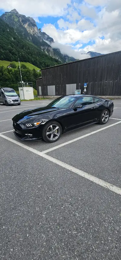 Ford Mustang Coupé 2017 — Muscle car iconique, 305 ch et seulement 54 747 km — vista esterna