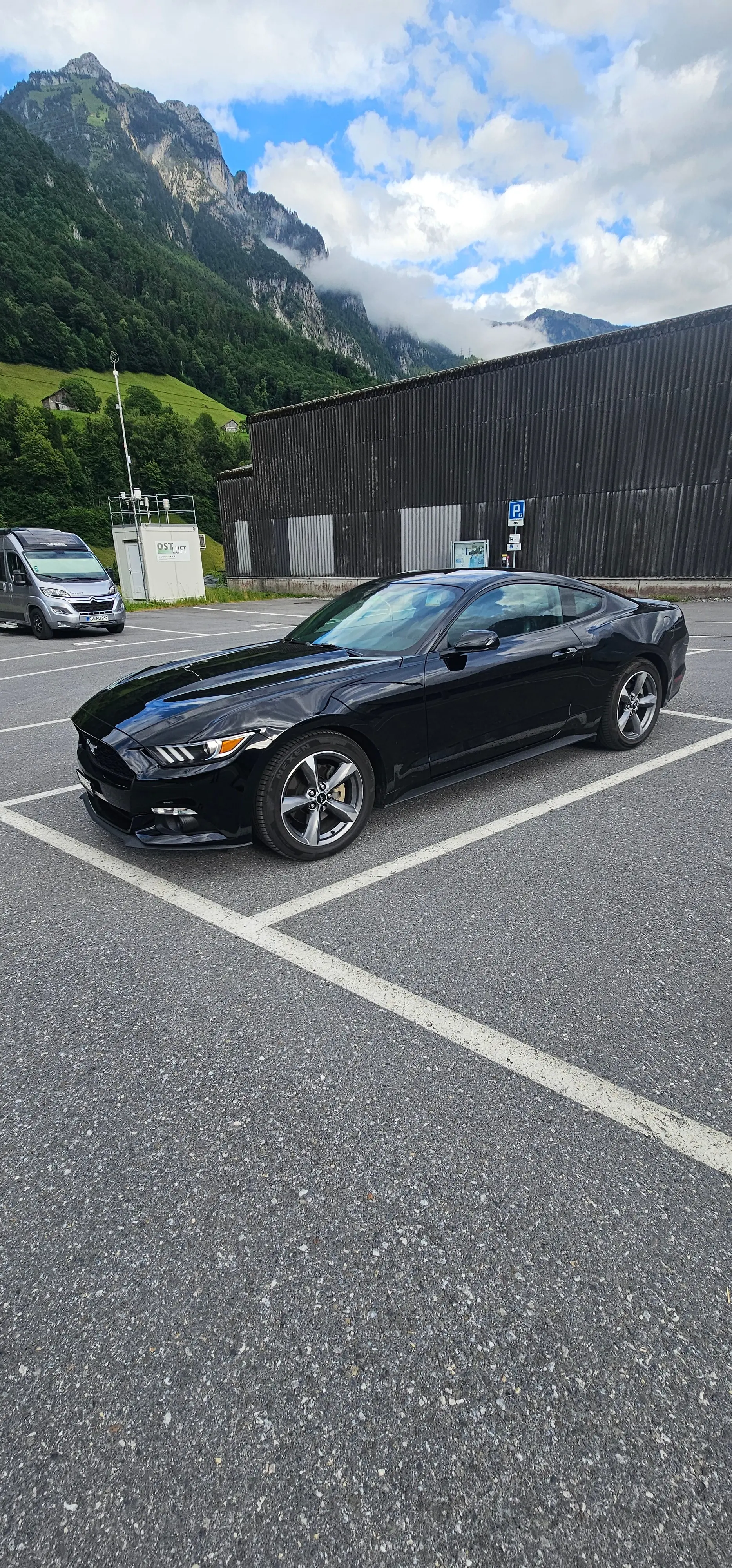 Ford Mustang Coupé 2017 — Muscle car iconique, 305 ch et seulement 54 747 km — vista esterna