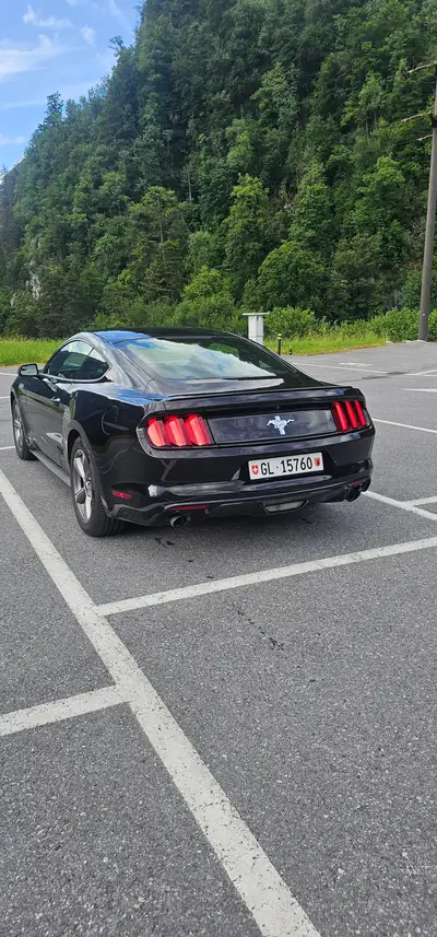 Ford Mustang Coupé 2017 — Muscle car iconique, 305 ch et seulement 54 747 km — fianco
