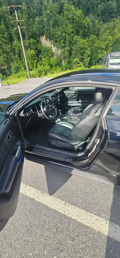 Ford Mustang Coupé 2017 — Muscle car iconique, 305 ch et seulement 54 747 km — interni