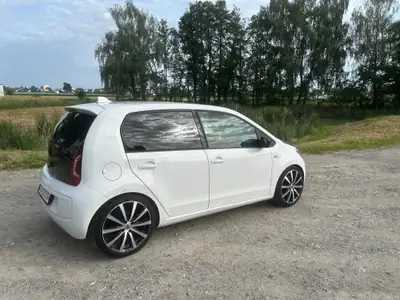 Volkswagen Up 1.0 MPI 75 BMT Move — Citadine agile, entretien économique — Heckansicht