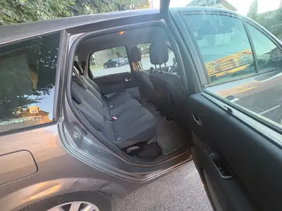 Renault Grand Scénic 2.0 dCi — 7 places, diesel économique, sans sinistre — rear view