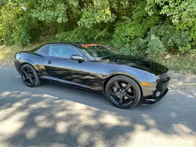 Chevrolet Camaro SS V8 — Muscle car américain authentique, 405 ch et boîte auto — Heckansicht