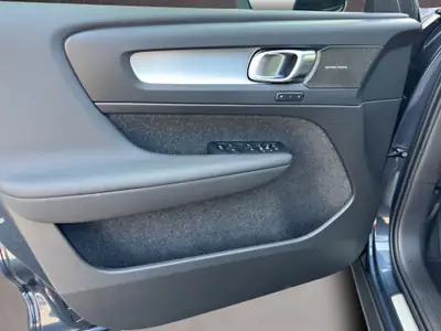 Volvo XC40 2.0 B4 MH Black Edition — SUV compact hybride, quasi neuf, faible consommation — Thumbnail 17