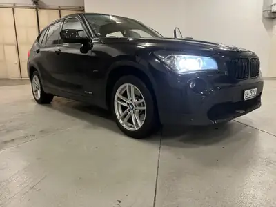 BMW X1 28i xDrive — SUV compact polyvalent, moteur 245 ch et traction intégrale — fianco